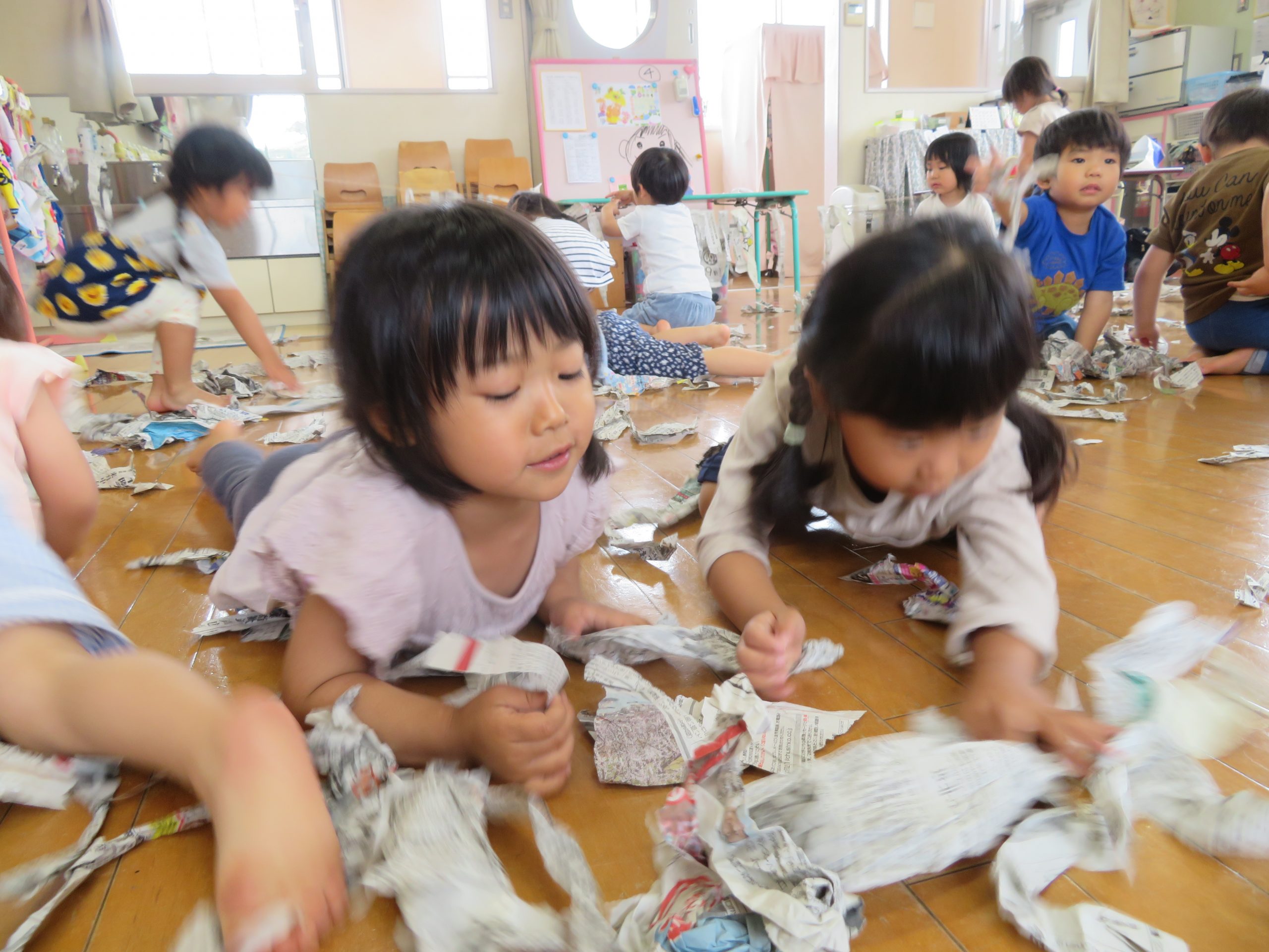 新聞でたくさん遊んだよ にじブルー３歳児 大津野こども園