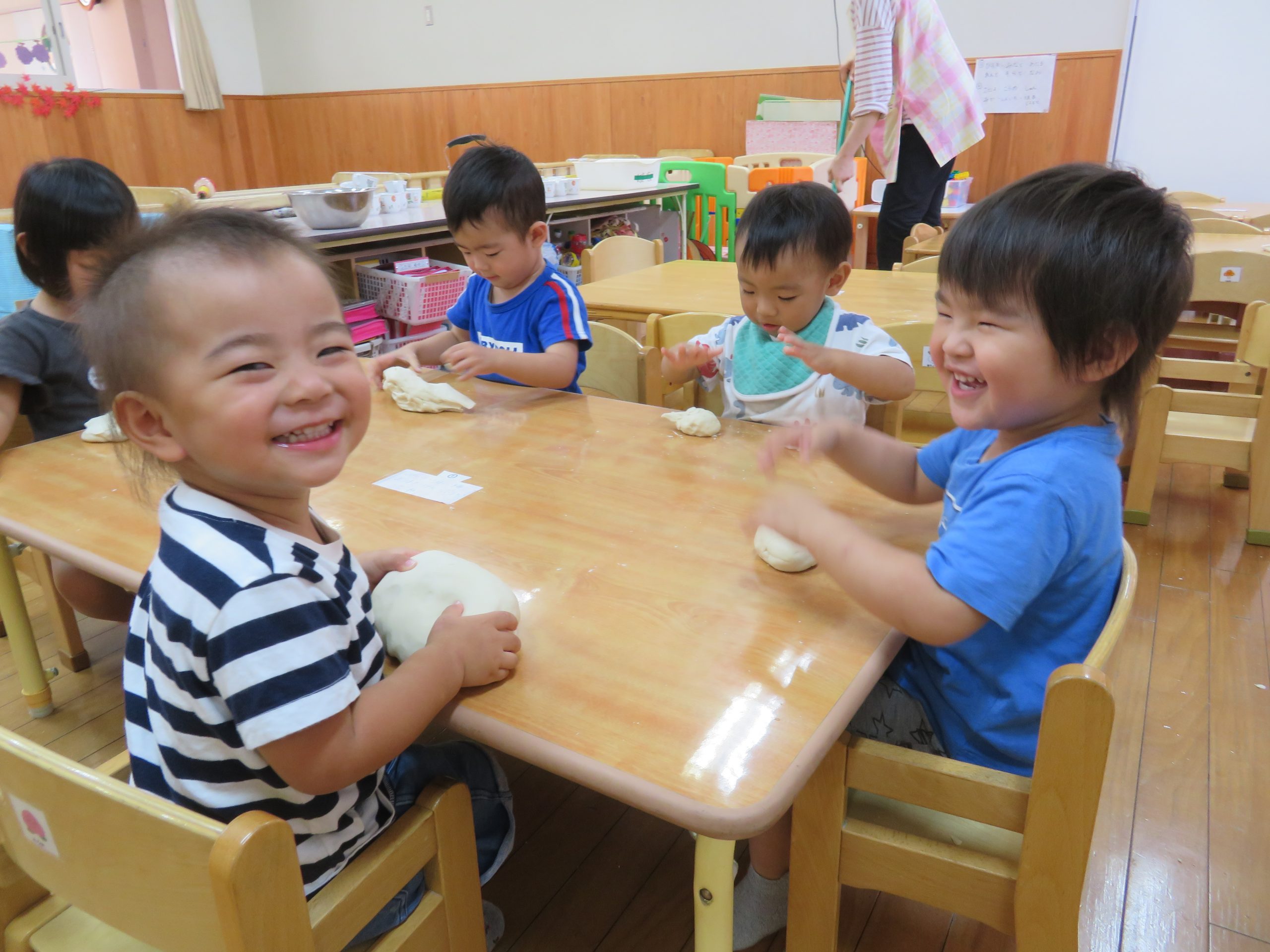 小麦粉粘土をしたよ はなぐみ 1歳児 大津野こども園