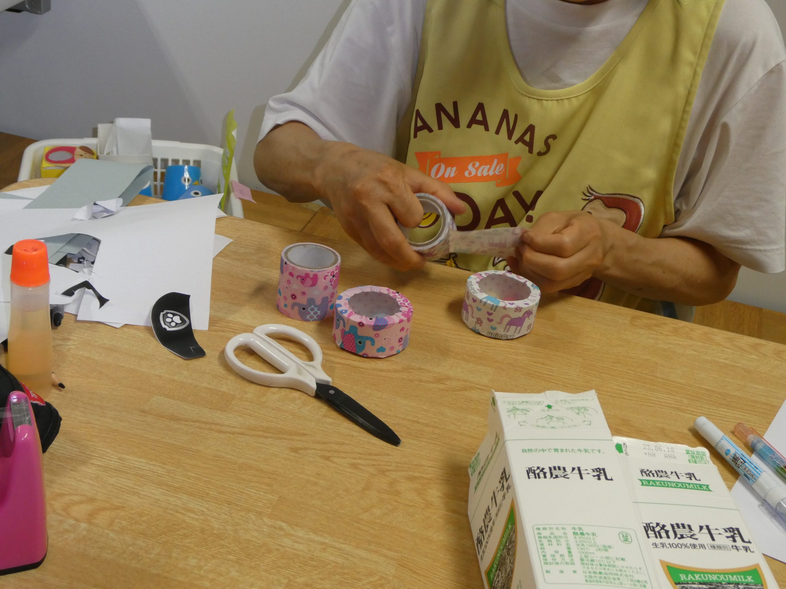 7月にあるサマーフェスタに向けて職員が手作り始めました。