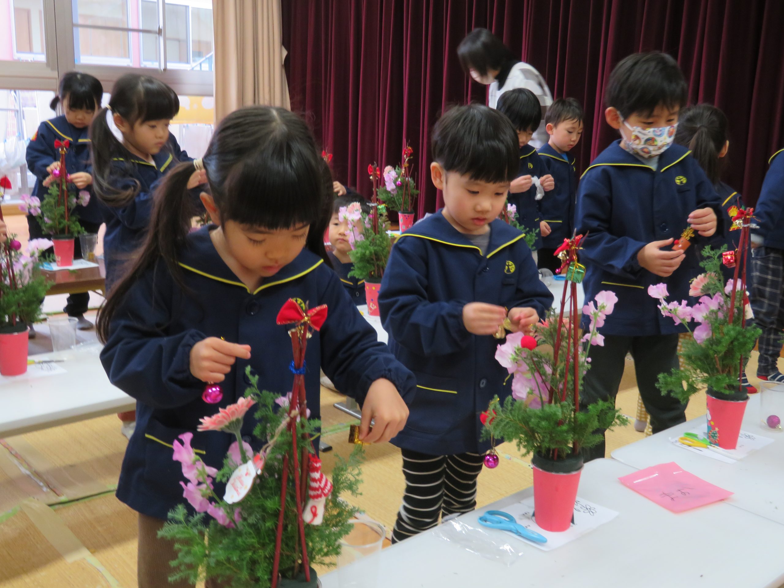 クリスマスのお花を生けました(ほしぐみ4歳児)