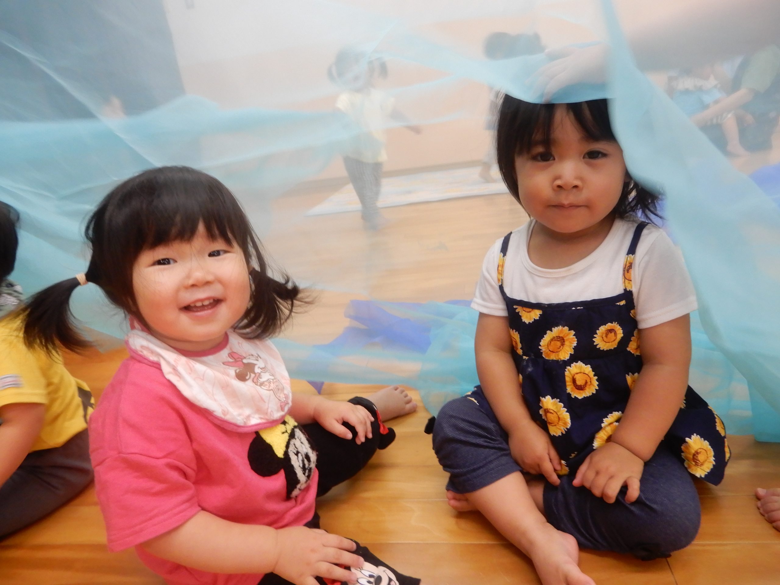 いろいろな素材に触れたよ♪はなぐみ（1歳児）