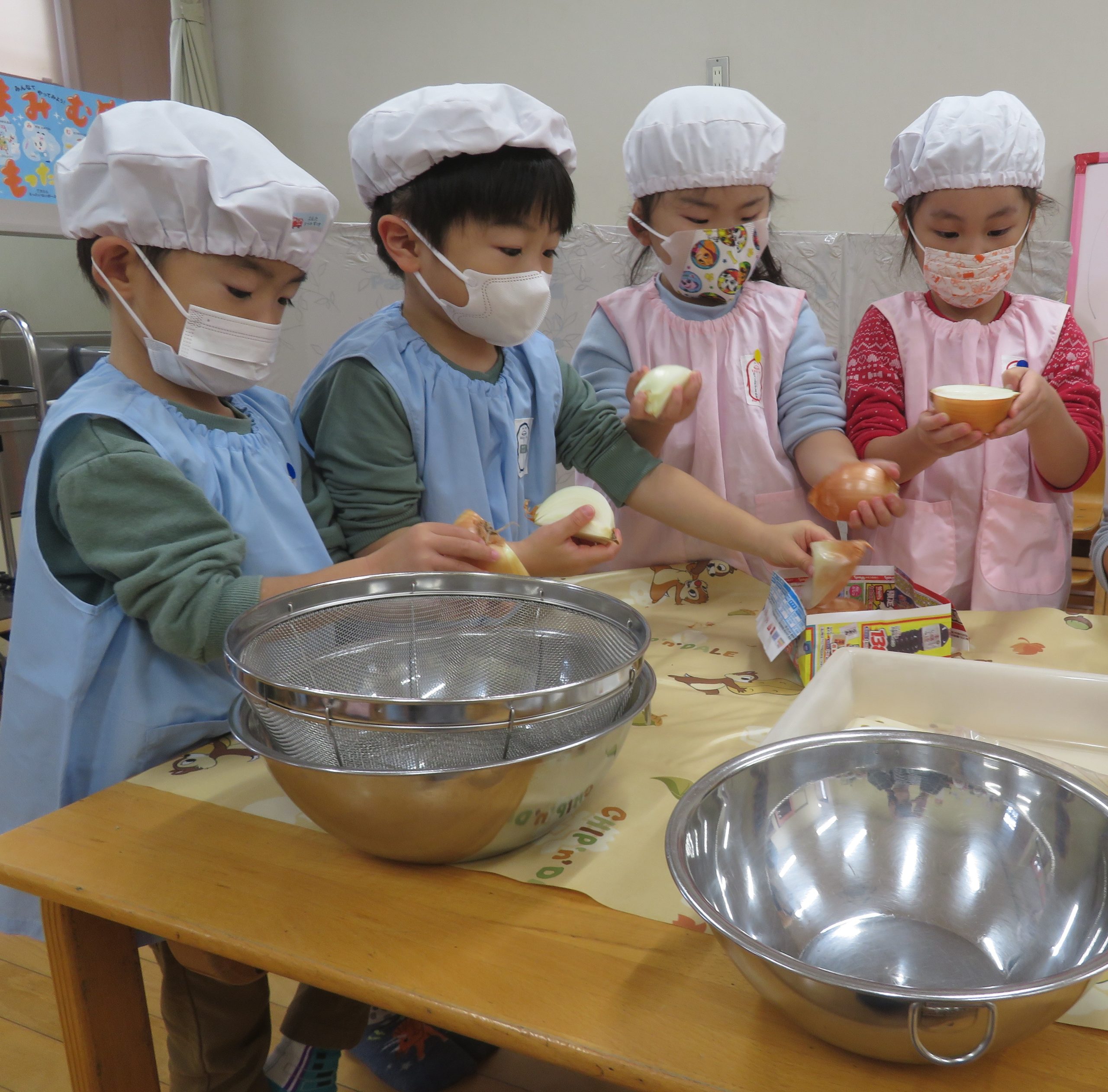 にじぐみ3歳児~野菜ソテーを作りました~