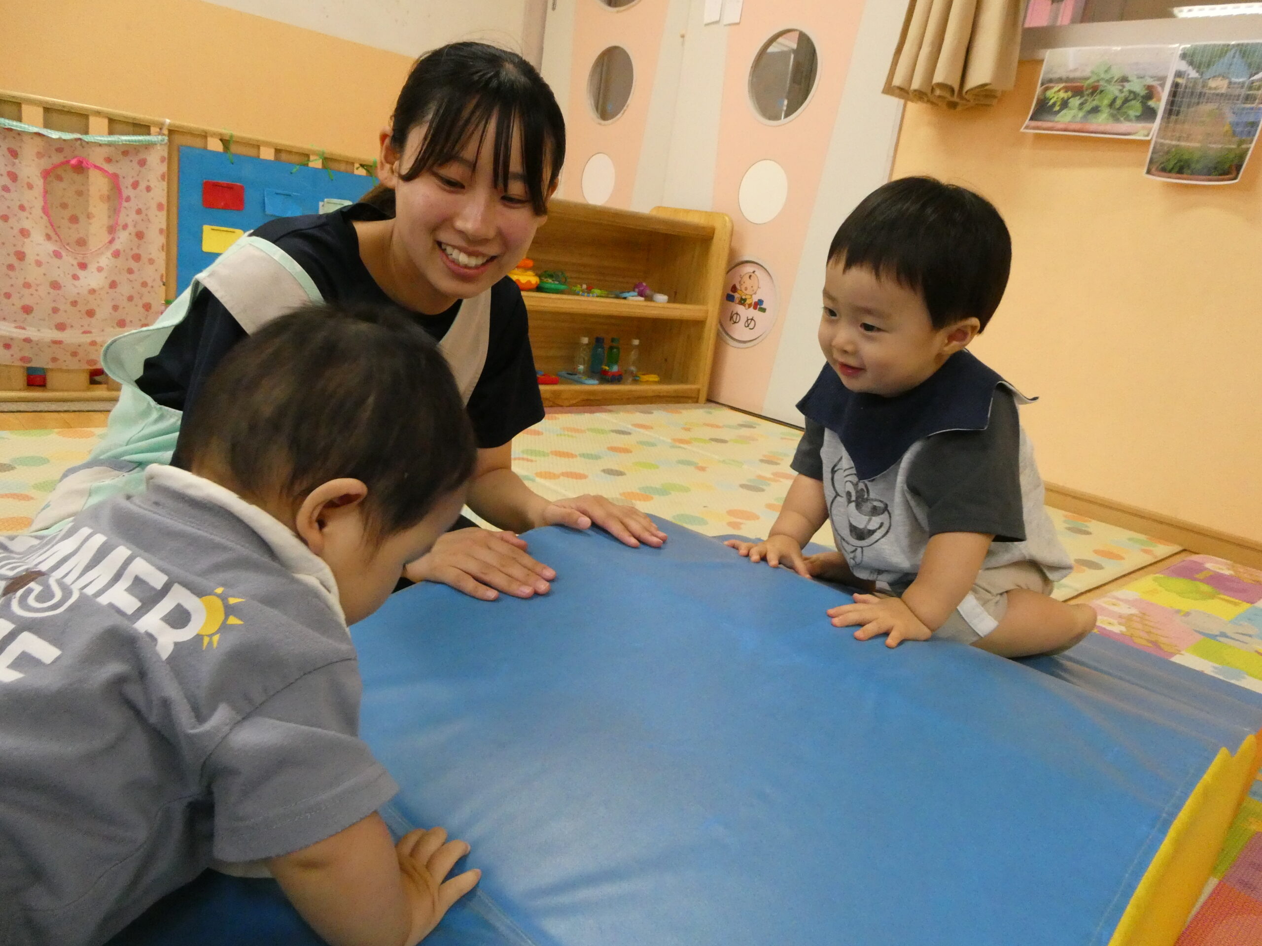 ゆめぐみ（０歳児）運動遊び楽しいね。